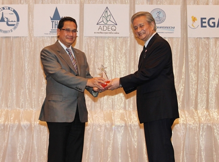 At a ceremony held at the Amari Watergate Bangkok recently, Dr Suwit Yodmanee, Chairman of the Green Leaf Foundation, presented the Thai Health promotion Award to Prawate Akanimat, president of the Green Leaf Project of the Dusit Thani Pattaya Hotel in recognition of the hotel’s staunch anti-smoking campaign and the promotion of health. The project is supported by the Thai health Promotion Foundation.